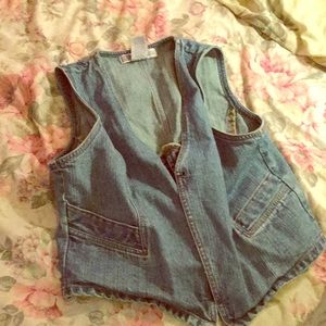 I’m selling this cute jean vest